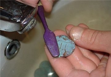чистка монет зубной пастой